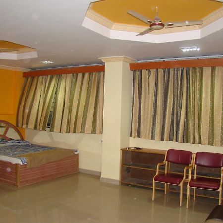Sreeniketanam Lodge Mādhavaram Buitenkant foto