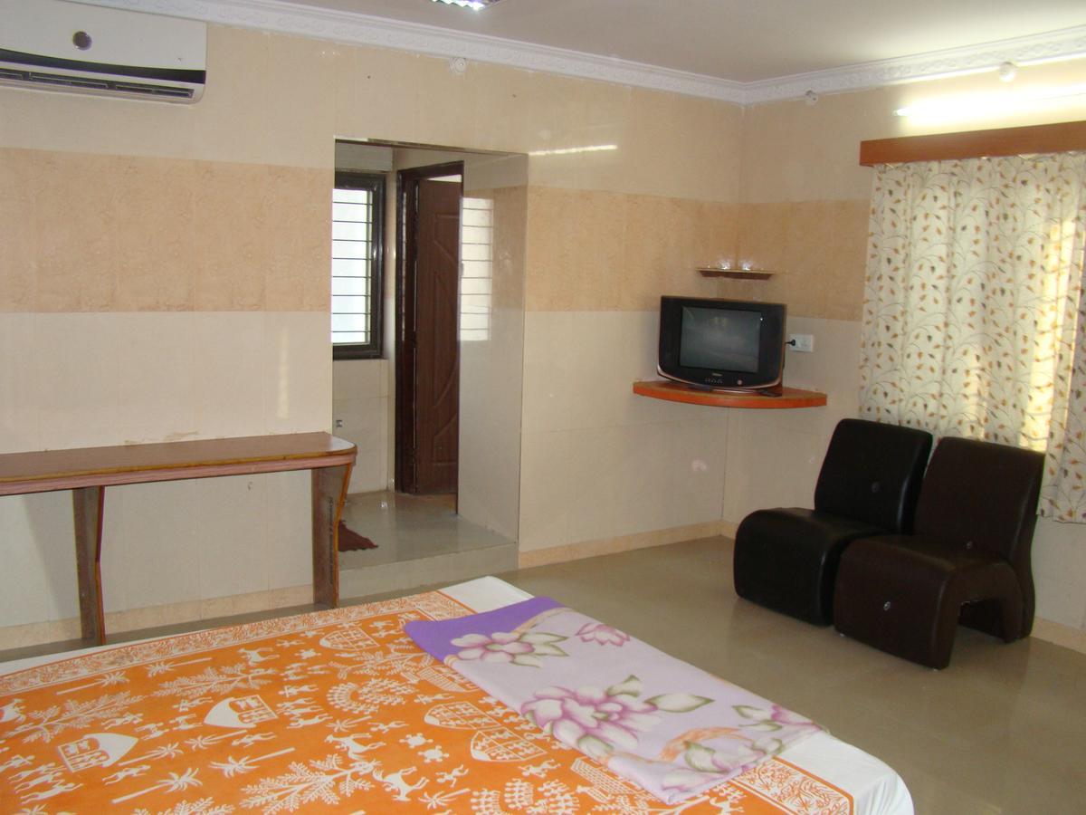 Sreeniketanam Lodge Mādhavaram Buitenkant foto