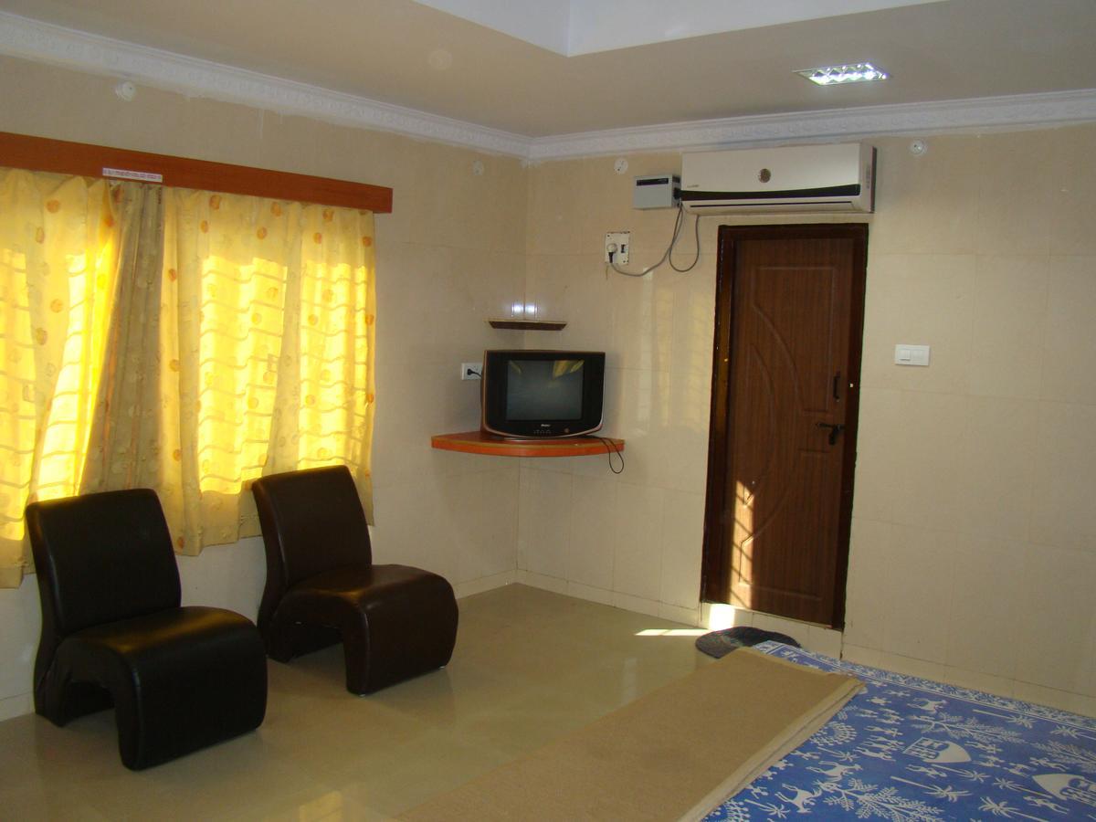 Sreeniketanam Lodge Mādhavaram Buitenkant foto