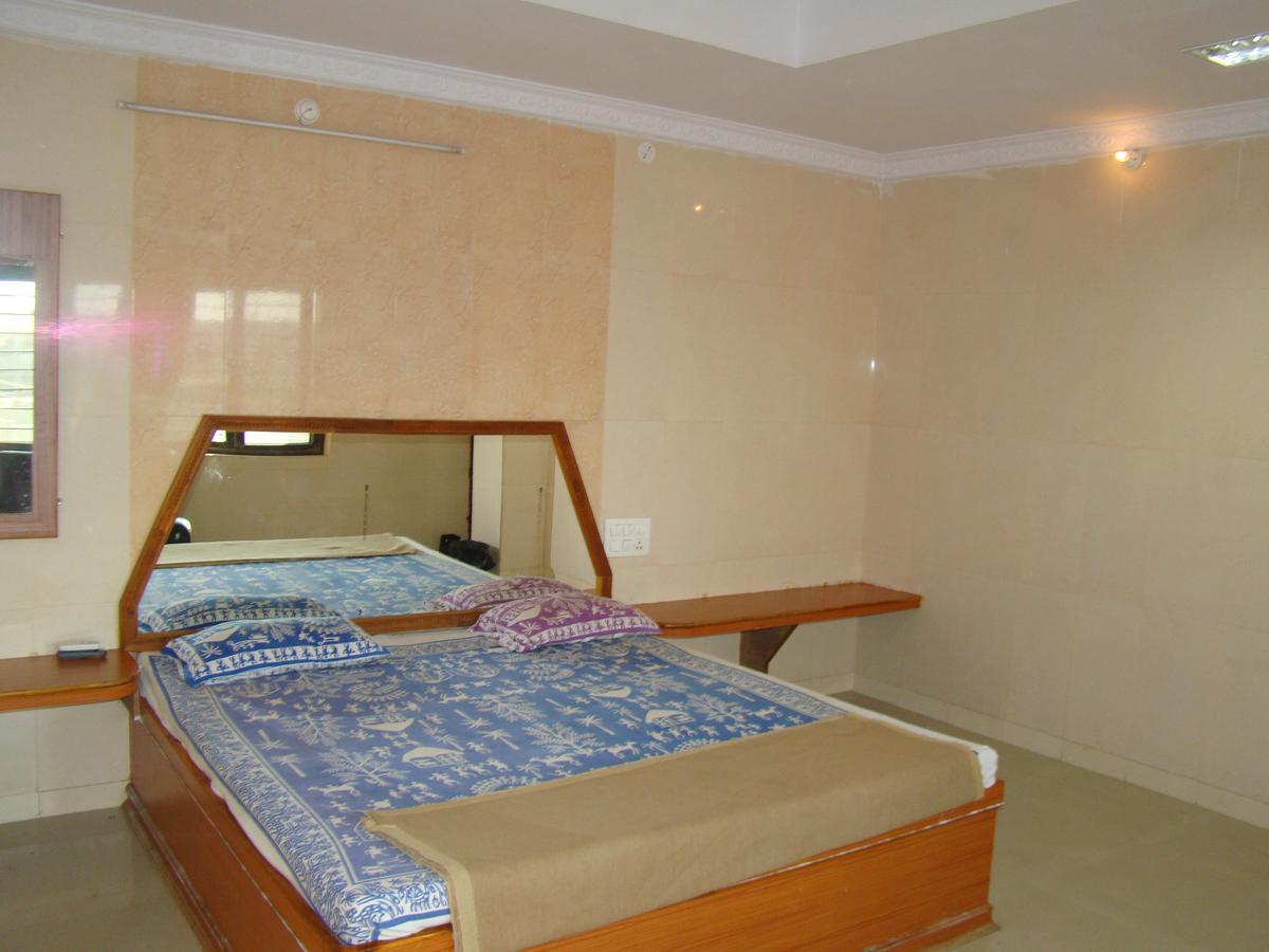 Sreeniketanam Lodge Mādhavaram Buitenkant foto